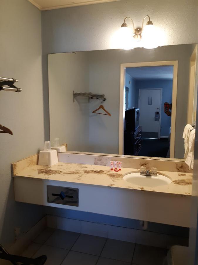 Rest Inn - Extended Stay, I-40 Airport, Wedding & Event Center Amarillo Extérieur photo